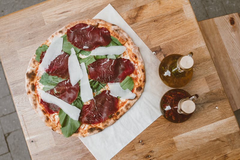 Prosciutto and arugula white pizza